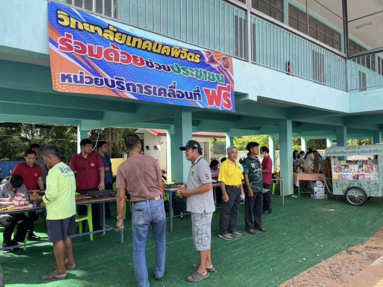 อำนวยความสะดวกให้กับประชาชน ที่มาร่วมกิจกรรม”สงเคราะห์ผู้ประสบภัยแล้งและหน่วยแพทย์สงเคราะห์ชุมชน ย่านยาวปันสุข บำบัดทุกข์ ช่วยเหลือประชาชน”