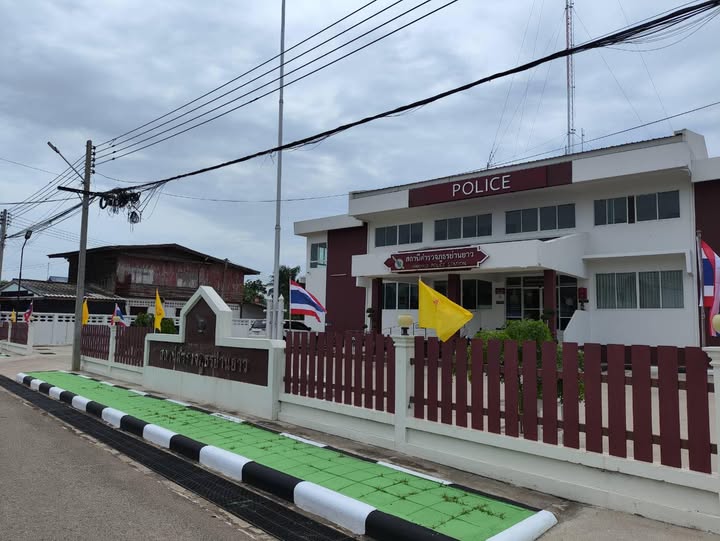 ประดับธงชาติและธงประจำพระองค์ ว.ป.ร. บริเวณ หน้าสถานีตำรวจภูธรย่านยาว